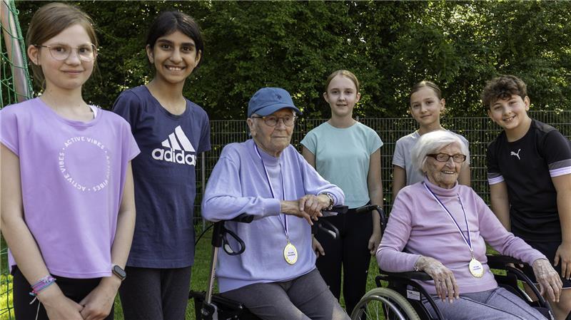 Marta Dieckman, Iman Akram, Hanna Rinkenbach, Linn Langelotz und Esteban Di Naro Gonzalez mit Ingrid Goslar und Erika Cernoch.