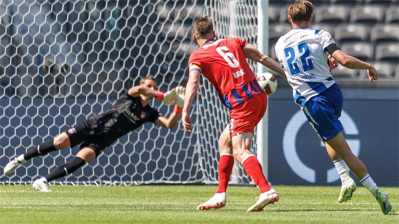 Kein Reese, kein Problem? Hertha-Traumstart mit Teamspirit Marten Winkler war der überragende Akteur der ersten Halbzeit.