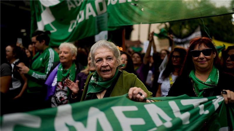 Martha Rosenberg, die ein grünes Halstuch als Symbol für die Abtreibungsrechte in Lateinamerika trägt, nimmt in Buenos Aires an einer Demonstration zum Internationalen Frauentag teil. 