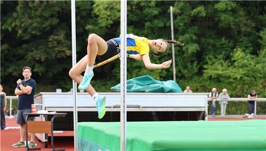 Martha Schumann vom BSV beim Hochsprung.