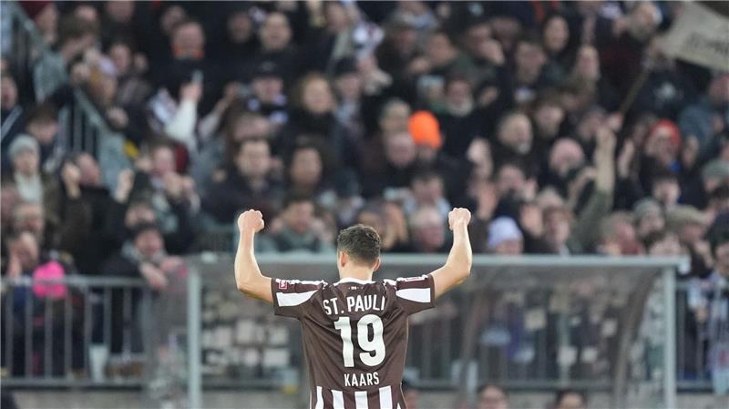 Martijn Kaars (FC St. Pauli) jubelt über seinen Treffer zum 1:0 für den FC St. Pauli.