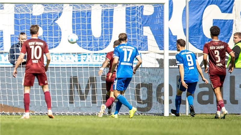 Kaars trifft wieder: Magdeburg zurück auf Rang drei Martijn Kaars (r) trifft für Magdeburg zur Führung.