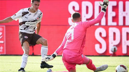 Martijn Kaars überwindet Kiels Keeper Timon Weiner zum 1:0 für den FC St. Pauli.