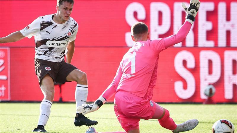 Martijn Kaars überwindet Kiels Keeper Timon Weiner zum 1:0 für den FC St. Pauli.