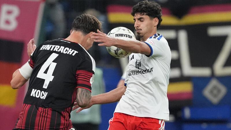Martin Adeline (r, Hamburger SV) und Robin Koch (Eintracht Frankfurt) kämpfen um den Ball.