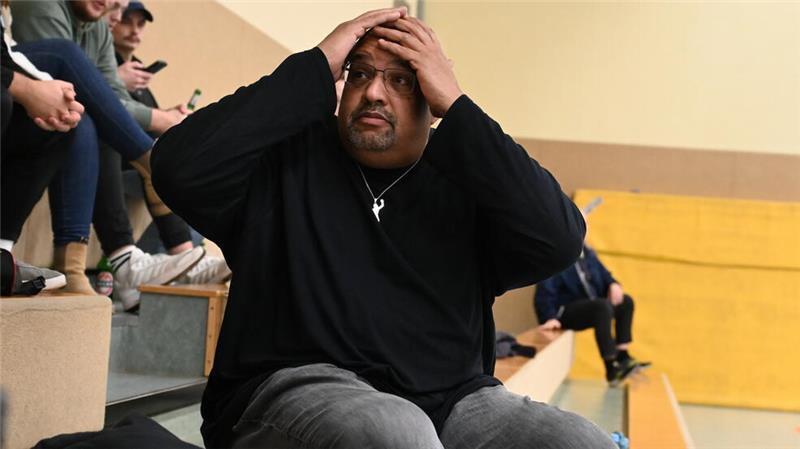 Faustball-Legende auf der Tribüne: Sein Sohn spielt für Wangersen Martin Becker fiebert auf der Tribüne mit.