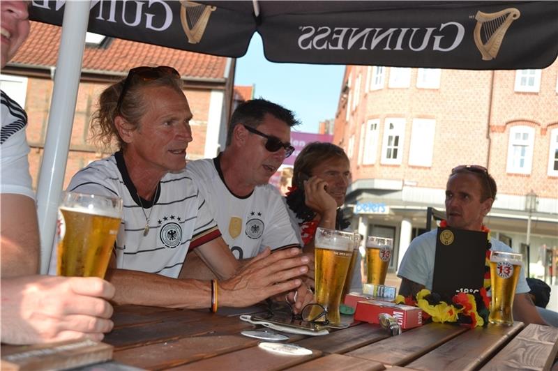 Martin Bube, Frank Dede, Jörn Grewe und Dirk Storm schauen im Fiddlers gemeinsam das Spiel der deutschen Mannschaft.