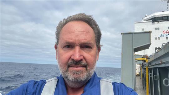 Martin Daldrup an Bord der „Alanis“, die auf dem Weg nach Südfrika ist.