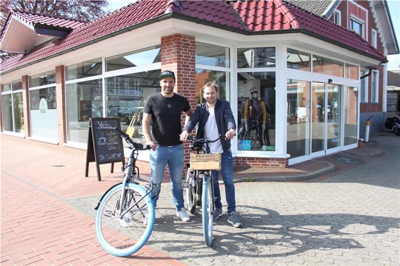 Martin Duscha (links) und Jan-Frithjof Kramer und mit den Elektrofahrrädern, die sie beim Velo in Jork verleihen. Foto: Bröhan