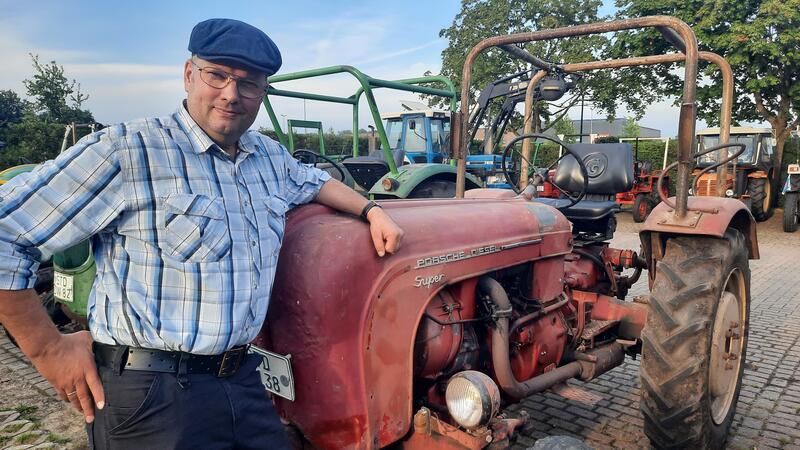 Schnapsidee: Mit dem Porsche in Ahlerstedt zum halben Preis essen Martin Eckhoff hat einen Traktor mit wohlklingendem Namen. Als er 13 Jahre alt war, hat der Kakerbecker diesen Porsche Super gekauft.