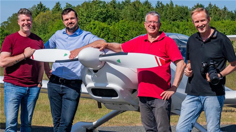 Martin Elsen (rechts) mit seinem Pilotenteam.