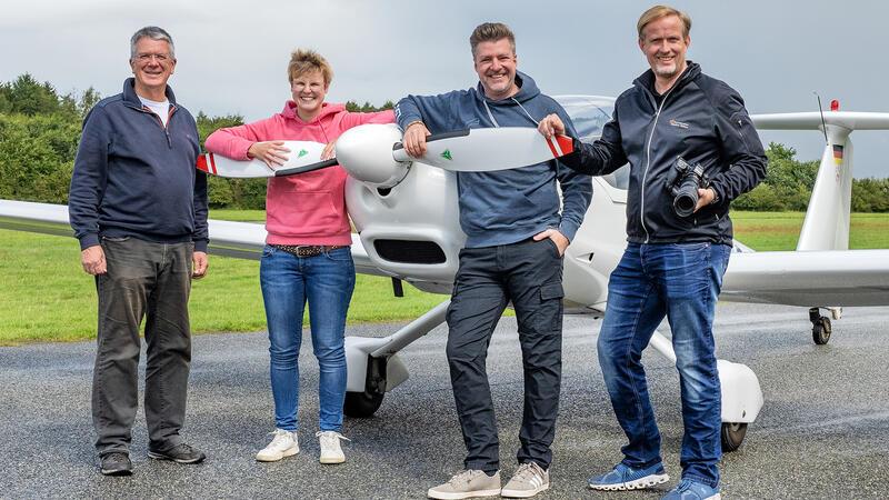 Stader Luftbildfotograf Martin Elsen zeigt die Nordsee von oben Martin Elsen (von rechts) mit den Piloten Dennis Hannemann, Elisabeth Seeck und Christian Kobow.