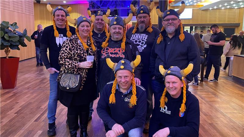 Martin Fischer (Mitte) feiert mit seinen Freunden von der Komagrotte Assel.