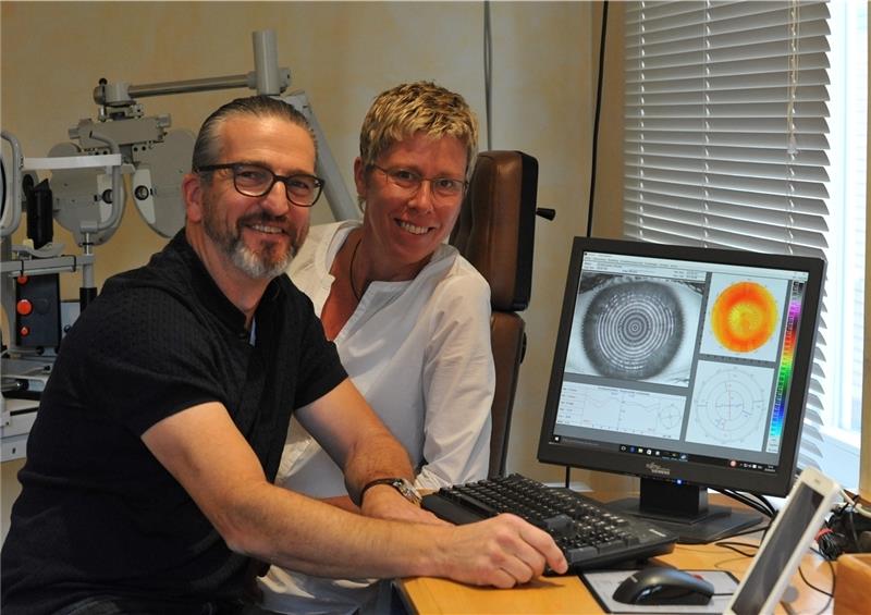 Martin Franz und Uta Vieth passen am Computer die Kontaktlinsen der Hornhaut an. Foto Berlin