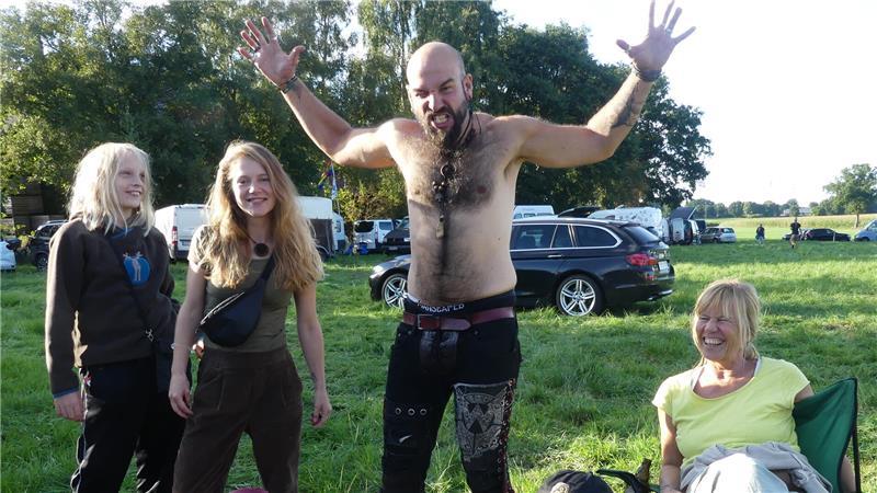Bands, Bier und Budenstadt: Wenn Brest zum Festivaldorf wird Martin Friese (Mitte), Bassist der Band Kellerstudio, genießt das Woodstock-Feeling. Familie und Freunde sind gekommen, auch Mutter Sabine Grudzinski (rechts) aus Griechenland: „Ein toller Ort für solch ein Festival“, schwärmt sie.