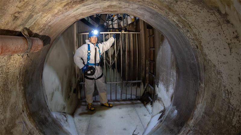 Transportsiel in Altona geht wieder in Betrieb Martin Gerhardt, Geschäftsführer Hamburg Wasser, steht im sanierten Transportsiel Altona.