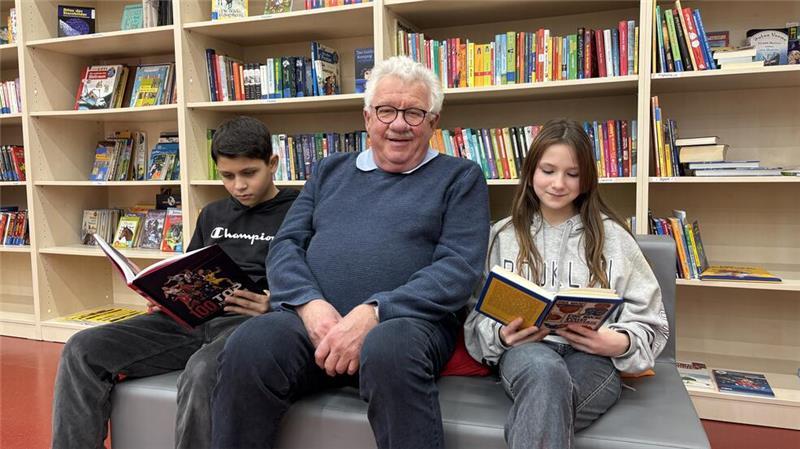 Martin Gossler ist Lesepate. Mit Ibo und Melinda spricht er in der Bücherei unter anderem über das, was sie in ihren Büchern lesen.