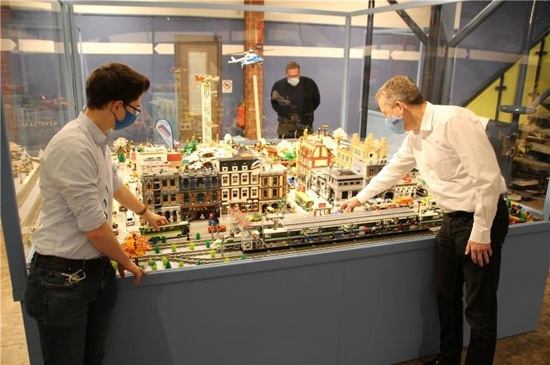 Martin Horn (von links), Stefan Zimmermann und Chris Stölting bauen die Ausstellung „Bauklötze staunen. Lego Architektur“ auf. Foto: FLMK