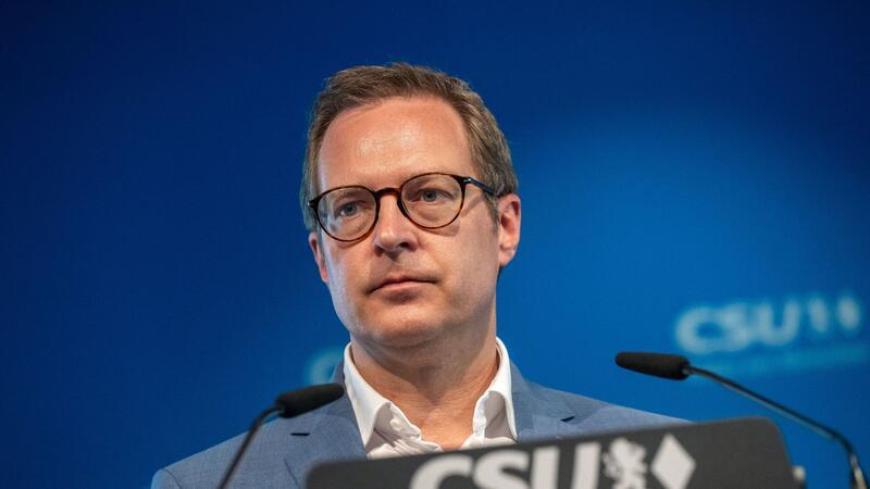 Huber: Gröler auf dem Sylt-Video sollten sich stellen Martin Huber, CSU-Generalsekretär.