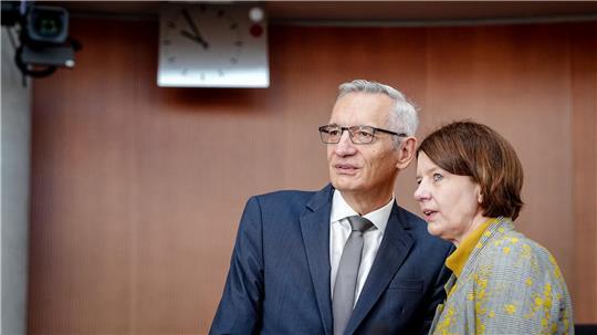 Martin Jäger, Präsident des Bundesnachrichtendienstes, und Martina Rosenberg, Präsidentin des Bundesamtes für den Militärischen Abschirmdienst.