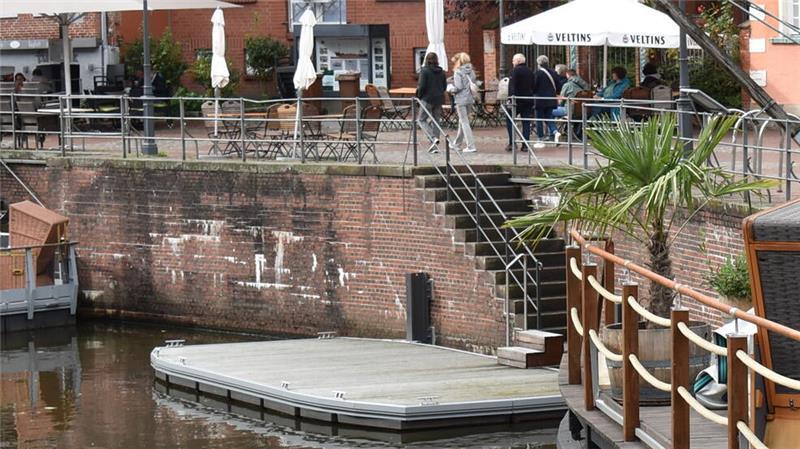 Der leere Ponton bei der Treppe am Wasser West im alten Hansehafen 