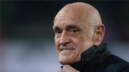 Martin Kind, Geschäftsführer von Hannover 96, ist vor dem Spiel im Stadion.
