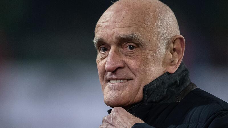 Martin Kind, Geschäftsführer von Hannover 96, ist vor dem Spiel im Stadion.