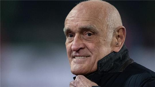 Martin Kind, Geschäftsführer von Hannover 96, ist vor dem Spiel im Stadion. Kind glaubt nicht mehr an den Einstieg eines Investors in den deutschen Profi-Fußball.