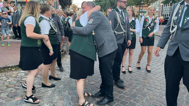 Martin Lindemann erhält herzliche Glückwünsche zu seiner Krönung.