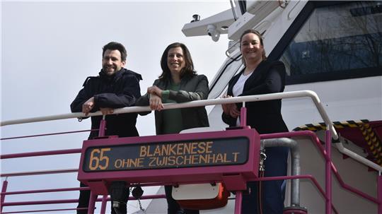 Martin Lobmeyer, Merle Schmidt-Brunn und Tanja Cohrt (von links) begrüßen die Gäste auf der Jungfernfahrt.
