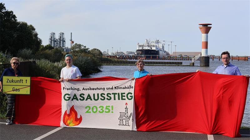 Martin Lüdders (2. von links) findet: Fracking-Gas-Import ist Ausbeutung.