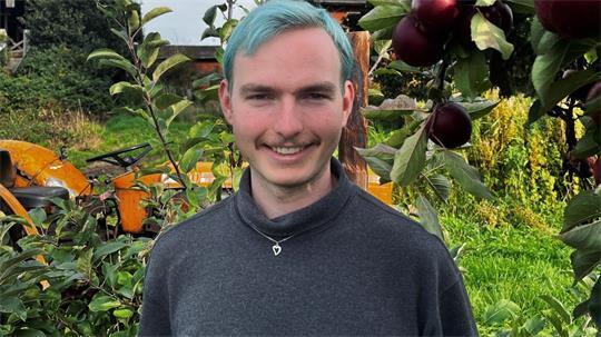 Martin Lüdders auf dem Obsthof seiner Familie in Drochtersen.