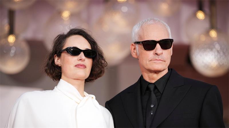 Martin McDonagh ist nicht zum ersten Mal mit einem Film in Venedig - hier mit seiner Partnerin Phoebe Waller-Bridge auf dem roten Teppich. (Archivbild)