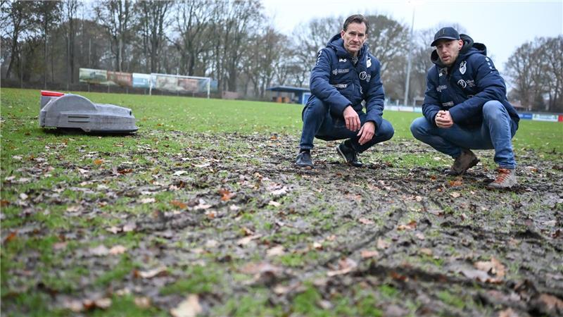 Martin Monnerjahn (l.) und Alexander Fink von der SG Egels-Popens können die Rasenmäher-Panne trotz des Schadens mit Humor sehen.