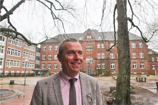Martin Niestroj ist seit 2017 Schulleiter des Athenaeums in Stade. Foto: Richter