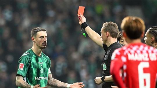 Martin Petersen zeigt Werders Marco Friedl Gelb-Rot.