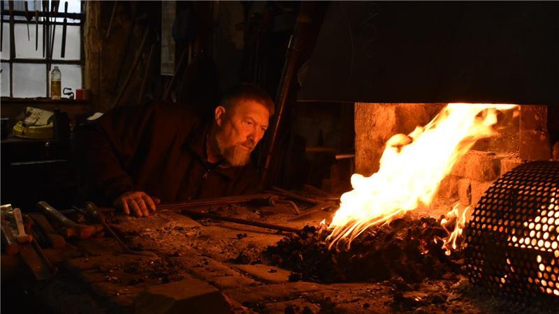 Martin Porsche schürt das Feuer seiner Kunstschmiede.