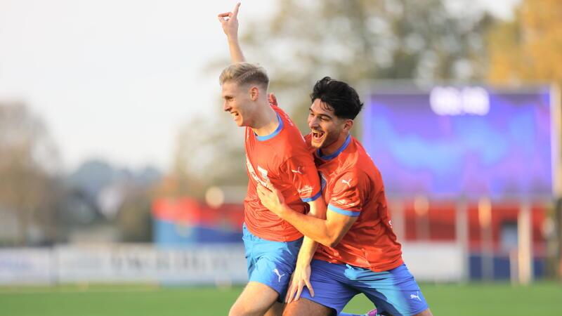 Martin Sattler bejubelt seinen Traumtreffer zum 2:0