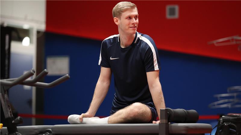 Martin Sattler trainiert sein Knie heute fünf Mal pro Woche mehrere Stunden.