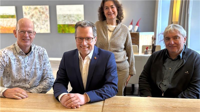 Martin Schimmöller, Susanne de Bruijn und Uwe Arndt stehen in Vertretung für die Mitglieder der Freien Wählergemeinschaft im Landkreis Stade, die einstimmig den amtierenden Landrat Kai Seefried bei seiner Kandidatur unterstützen wollen.