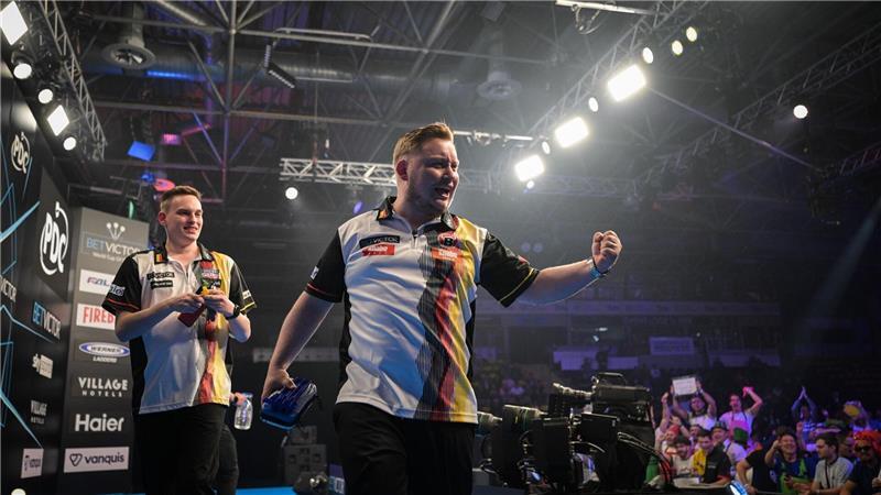 Martin Schindler (r) und Ricardo Pietreczko vom Team Deutschland bei der Darts Team-WM in Frankfurt.