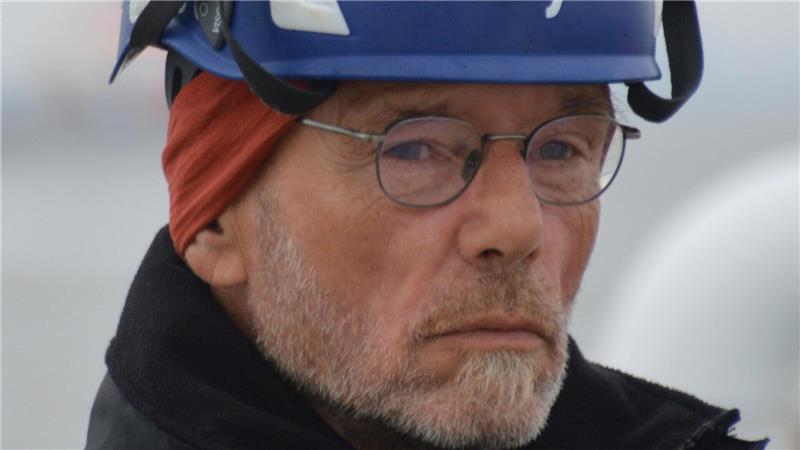 Martin Sulanke ist Taucher auf der „Atair“, eines Bundesschiffes für Vermessung, Wracksuche und Forschung. Hier ist er an Bord des Schiffes zu sehen, kurz vor einem von ihm geleiteten Einsatz auf der Elbe.
