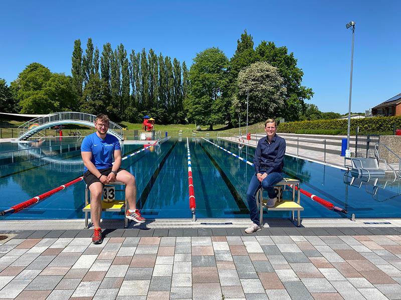 Martin Vieweg (links) ist Schwimmmeister im Freibad Horneburg. Archivfoto: Lohmann