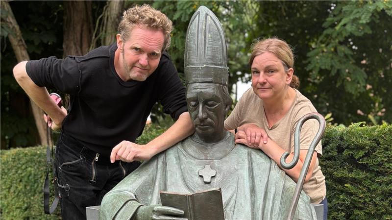Martin und Katrin Theis machen Urlaub in Buxtehude und haben in der Zeit schon Harsefeld, hier an der Bronzestatue des Erzabts im Klosterpark, Cuxhaven und Bremerhaven besucht.