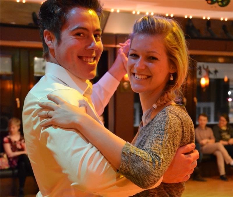 Martina (24) und Simon (21) proben für den großen Auftritt: Am Sonnabend werden sie und 23 weitere Paare den Opernball im Stadeum eröffnen.