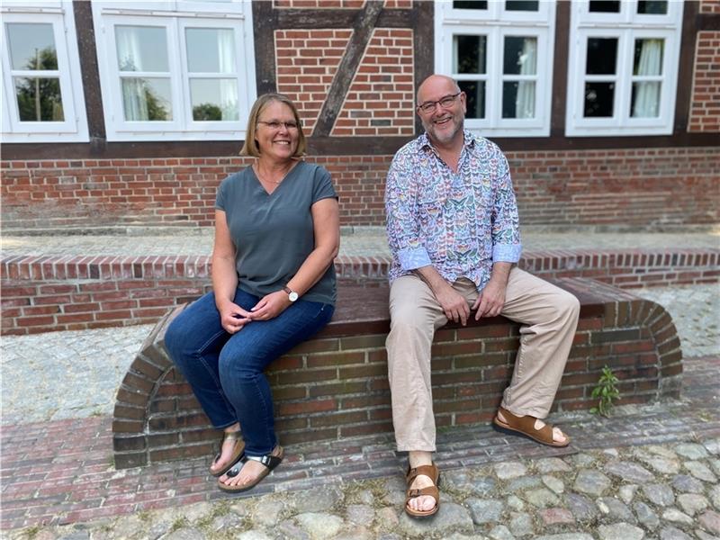 Auszählungsfehler bei Wahl zum Moisburger Gemeinderat Martina Deckwerth und Ronald Doll vorm Amtshaus. Foto: Lepél