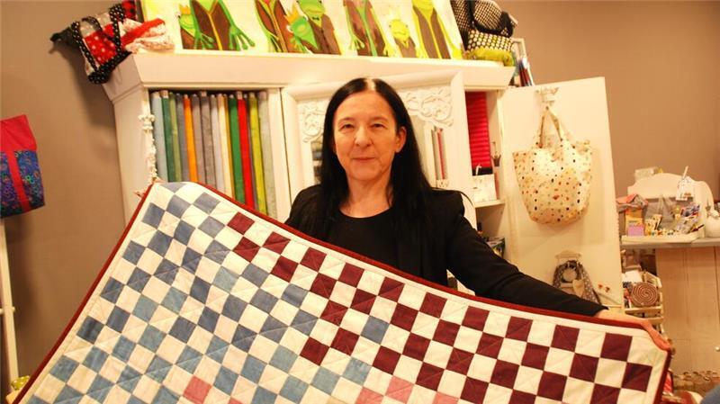 Martina Fricke zeigt einen ihrer selbst genähten Quilts.