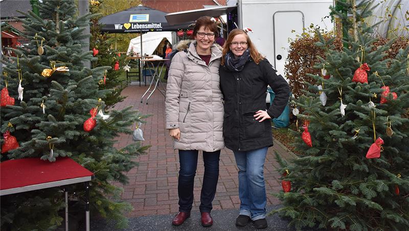 Martina Hees und Anja Helmke vom Arbeitskreis Adventsmarkt freuen sich auf zwei stimmungsvolle Tage. Foto: privat