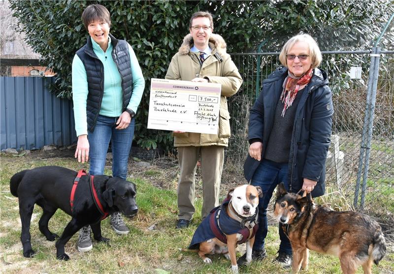 Martina Henning mit Lucky und Rita Sarach mit Bruno und Emmie freuen sich über die Spende der Arche Noah Stiftung, die Michael Ramin von der Commerzbank überreicht. Foto Felsch