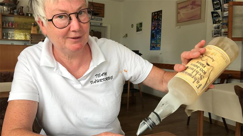 Fährmann-Schluck und Osteschlicktorte: Ein Besuch im Fährkrug Brobergen Martina Hoops lädt auf einen Schluck auf die Fähre ein.